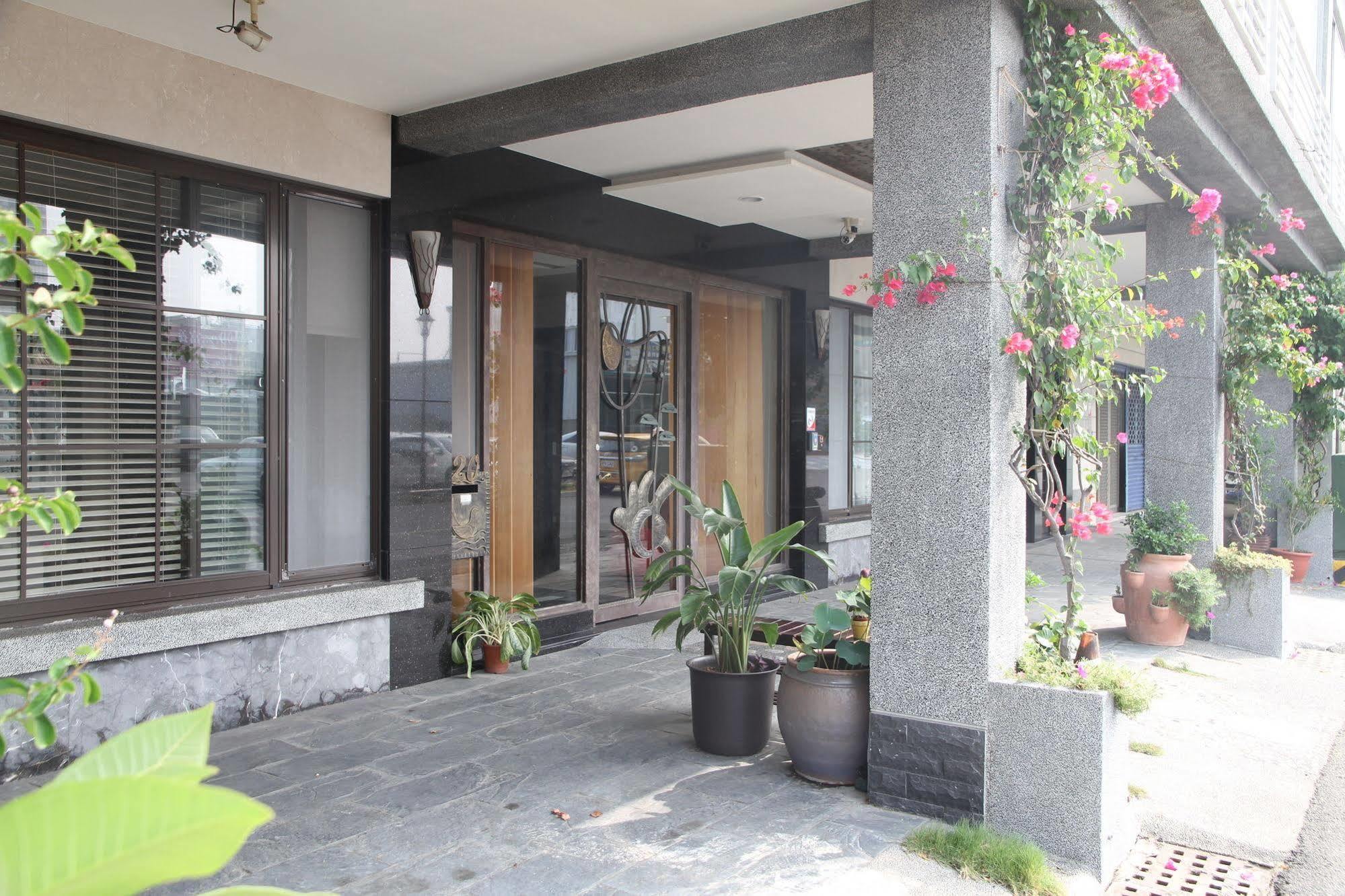 Moment Inn Tainan Exterior photo